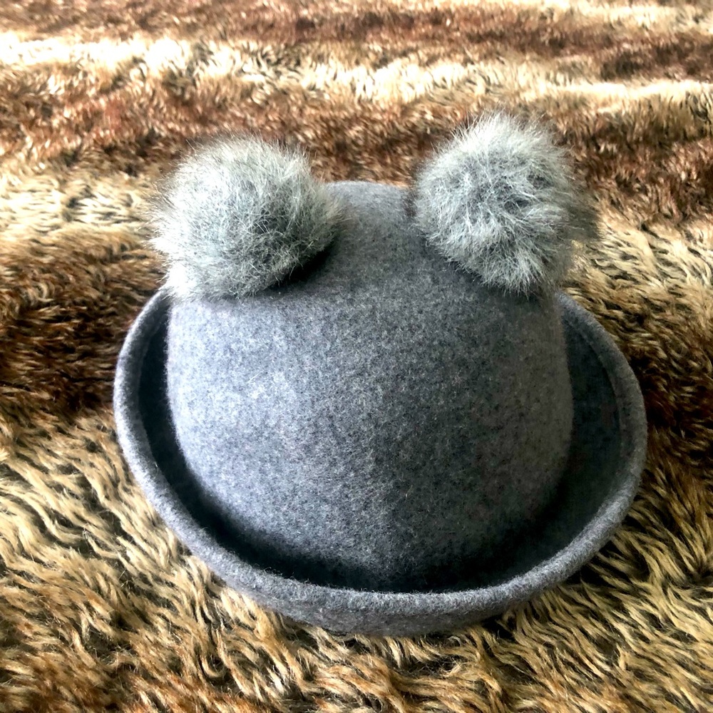 Girl's derby style hat - size 3-6y, 100% wool.